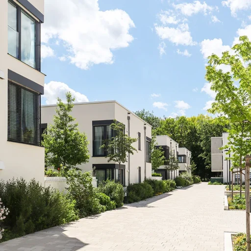 Moderne Wohnanlage mit Bäumen – WEG-Verwaltung München