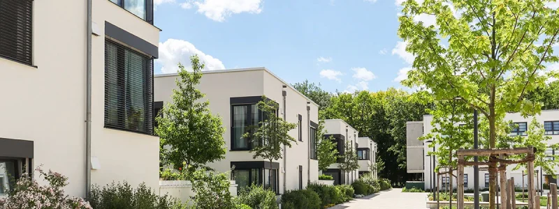 Moderne Wohnanlage mit Bäumen – WEG-Verwaltung München
